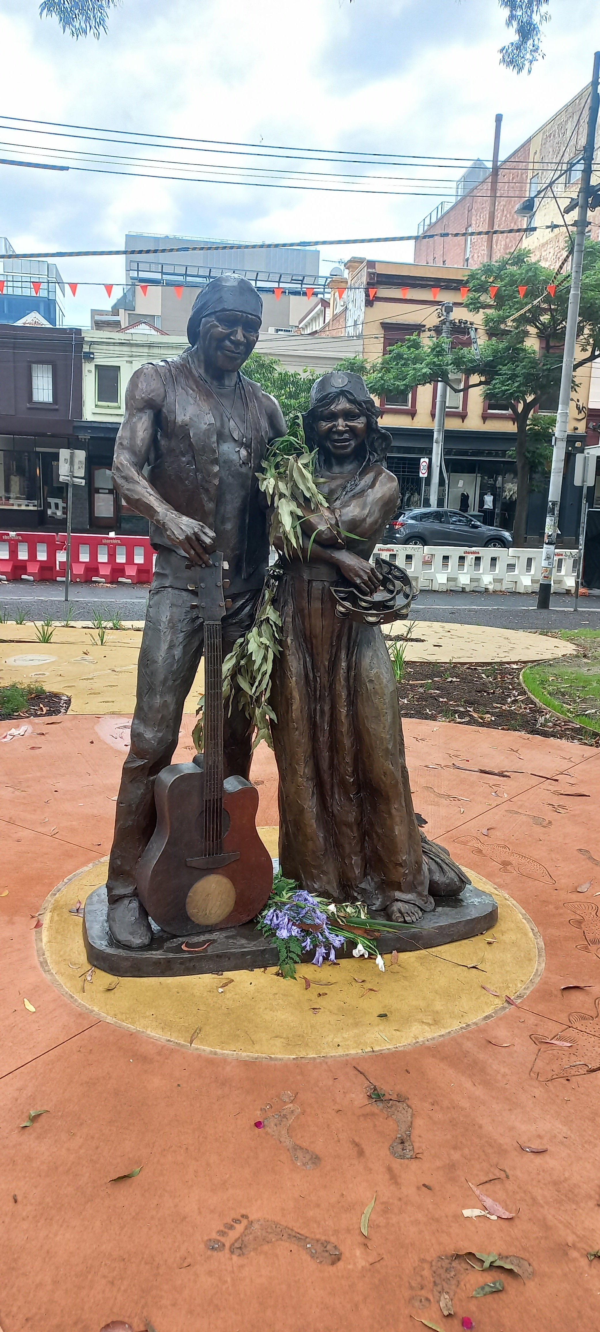 Statue Uncle Archie Roach AM AC (Gunditjmara/Bundjalung) and Aunty Ruby Hunter (Ngarrindjeri/Kukatha/Pitjantjatjara) at Atherton Gardens 