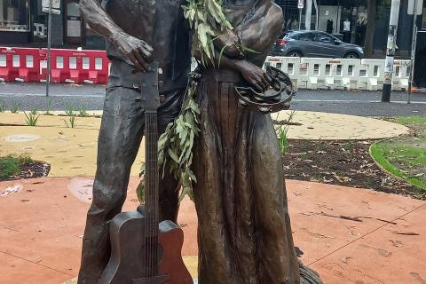 Statue Uncle Archie Roach AM AC (Gunditjmara/Bundjalung) and Aunty Ruby Hunter (Ngarrindjeri/Kukatha/Pitjantjatjara) at Atherton Gardens 