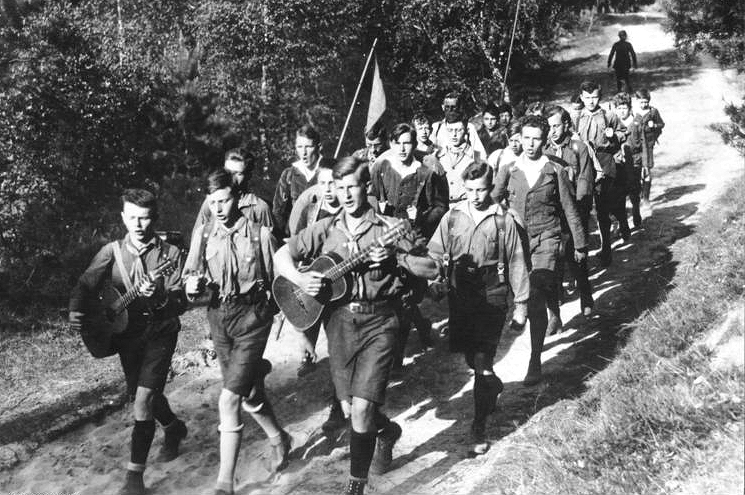 A Wondervogel group from Berlin c. 1930. Bundesarchiv, Bild 183-R24553 / CC-BY-SA 3.0