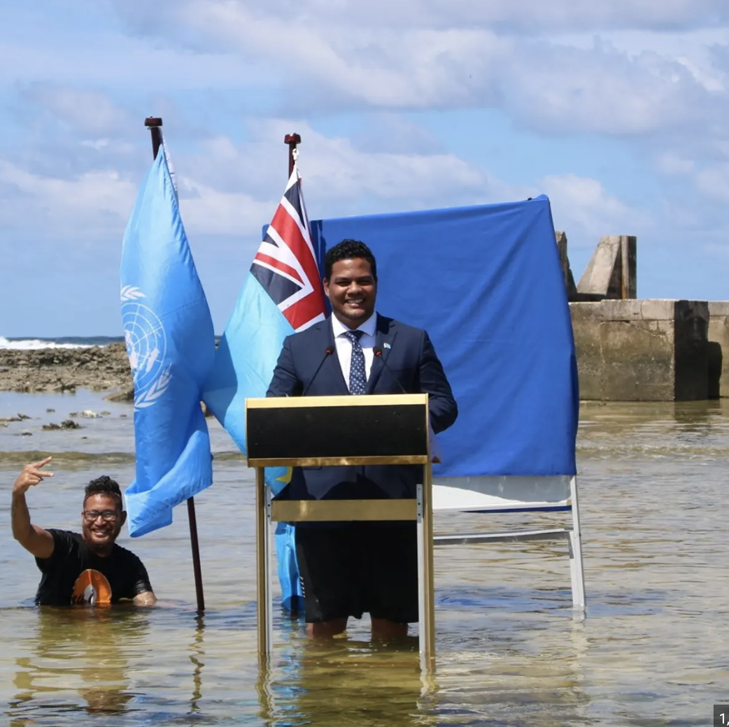 Tuvalu foreign minister Simon Kofe delivers his speech at CoP26 in knee deep water 