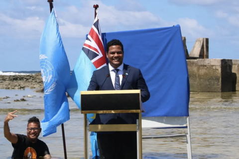 Tuvalu foreign minister Simon Kofe delivers his speech at CoP26 in knee deep water 